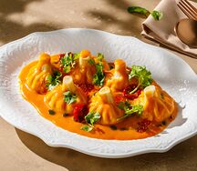 Мини-хинкали с креветками и соусом том ям