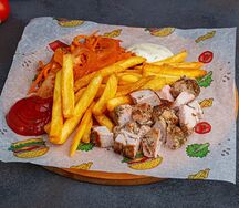 Шаурма на тарелке со свининой