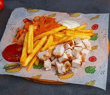 Шаурма на тарелке с курицей