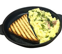 Омлет скрэмбл с ветчиной, сыром и тостом
