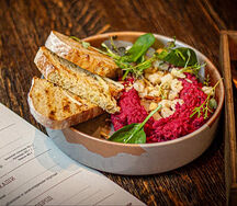 Тёплый свекольный хумус