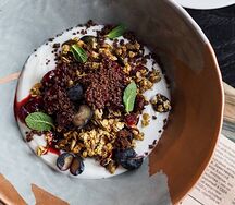 Греческий йогурт с домашней гранолой