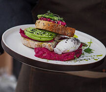 Тост со свекольным хумусом и яйцом пашот