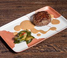 Бифштекс с сыром чеддер, перечным соусом и битыми огурцами