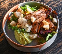 Тёплый салат с курицей чипотле и муссом из авокадо