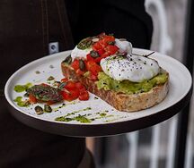 Тост с гуакомоле и яйцом пашот