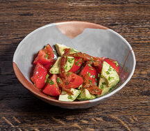 Сладкие томаты и авокадо