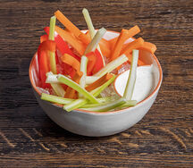 Овощные палочки с йогуртовым соусом