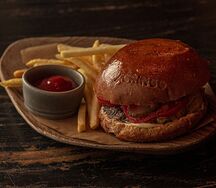 Чизбургер с фирменным сырным соусом