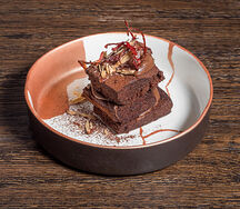 Шоколадный брауни с чили и ореховой пастой