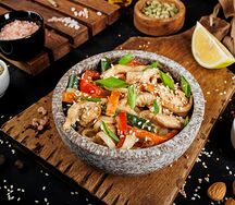 Вок сливочный с курицей 