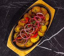 Мясо на шипящей сковороде