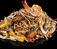 Вок с морепродуктами и овощами