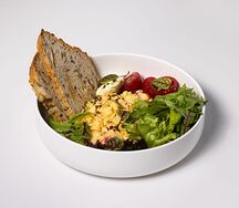 Скрембл, овощи и сливочный сыр