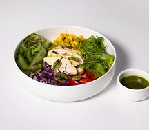 Chicken боул c овощами и греческим соусом