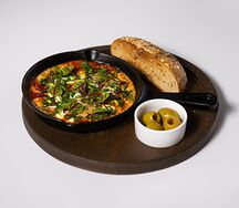 Шакшука с злаковой булочкой, сыром фета и оливками