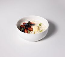 Рисовая каша с запеченой сливой и ягодами