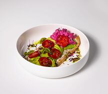 Веджи-тартин с авокадо и свекольно-сырным муссом