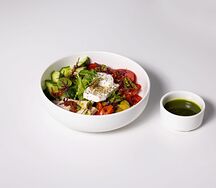 Греческий салат с индейкой и горчичным соусом