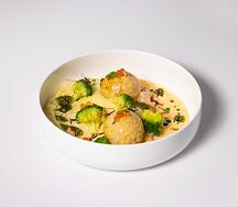 Котлеты из белой рыбы с пюре из овощей и сливочным соусом Биск