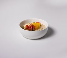 Каша овсяная с карамельным бананом, манговым дипом и кешью