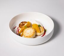 Сырники с запеченым манго и ягодным мусом