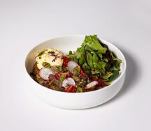 Тартин с рваной говядиной и сырно-сельдереевым соусом