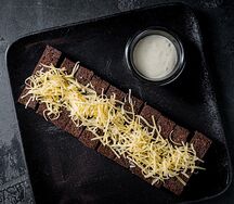 Чесночные гренки с соусом блю чиз