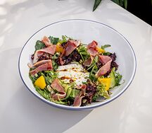 Листья салата с копченой утиной грудкой, персиком и горгонзолой 