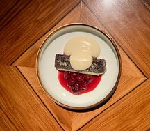 Брауни с кремом маскарпоне  и сезонными ягодами 
