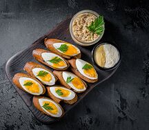 Форшмак из сельди с ржаными тостами