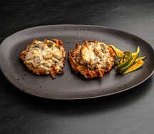 Картофельные вафли с курицей и грибами в сливочно-трюфельном соусе