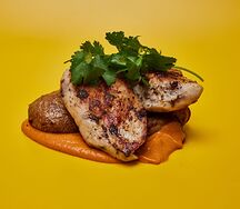Куриная грудка гриль с запеченным картофелем и соусом ромеско