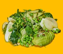 Зеленый салат с эдамаме, яблоком, авокадо и цукини
