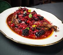 Запеченная утка с ежевичным соусом и ягодами