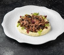 Бефстроганов из говяжьей лопатки с грибами и перечным соусом 