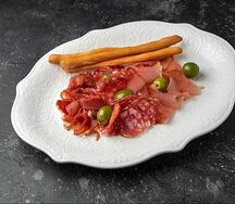Ассорти из мясных деликатесов 