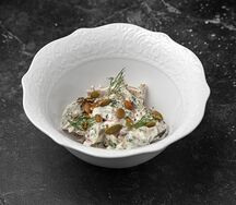 Грузди с ялтинским луком и сметаной