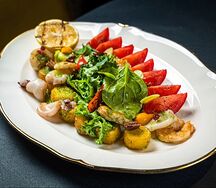 Теплый салат с кальмарами, тигровыми креветками и морским гребешком 