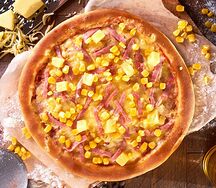 Пицца с ветчиной, ананасом и кукурузой