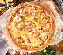 Пицца с курицей, беконом и луком