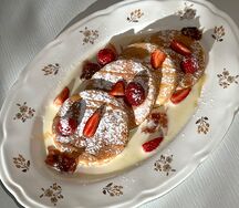 Панкейки с заварным кремом и вареньем из роз