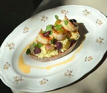 Скрэмбл-тост с креветками