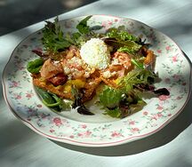 Сырные вафли с сырным соусом, беконом и яйцом
