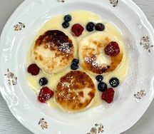 Сырники со сливочным муссом и сезонными ягодами