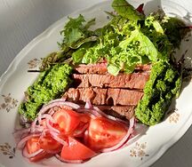 Фланк-стейк с соусом из трав и томатами 
