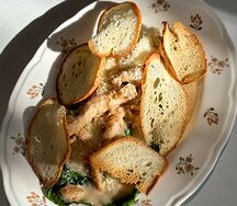Салат с цыпленком и жареным романо 
