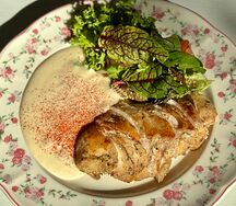 Куриная грудка с печеными овощами и сырным муссом