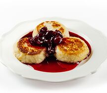 Сырники с вишневым вареньем