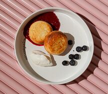 Сырники со сметаной и сезонной ягодой